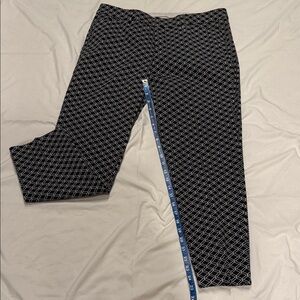 a.n.a Women's Black and White Geometric Capris